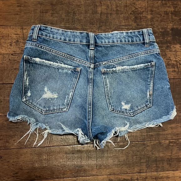 Zara Women’s Distressed Denim Shorts - Picture 5 of 6